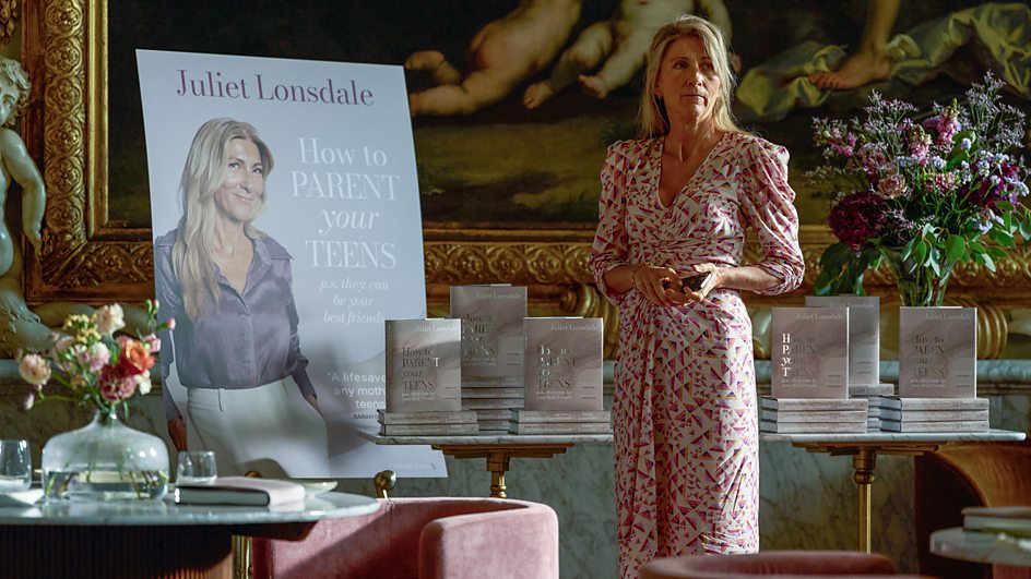 Juliet Lonsdale (Eve Best)